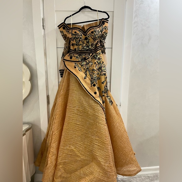 Looks brand new I only wear it one time size 38 - Picture 3 of 4